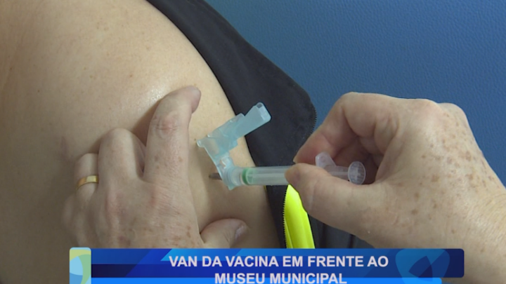 VAN DA VACINA EM FRENTE AO MUSEU MUNICIPAL
