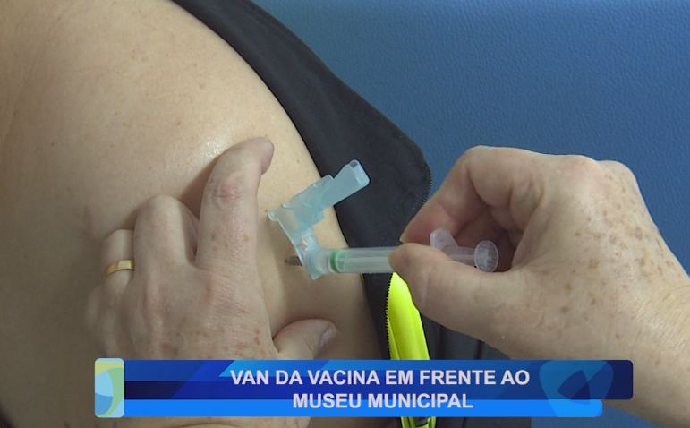VAN DA VACINA EM FRENTE AO MUSEU MUNICIPAL