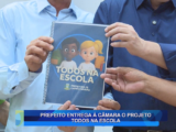 PREFEITO ENTREGA Á CÂMARA O PROJETO TODOS NA ESCOLA