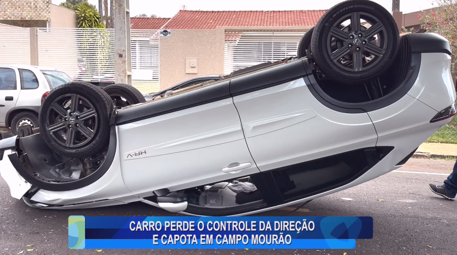 CARRO PERDE O CONTROLE DA DIREÇÃO E CAPOTA EM CAMPO MOURÃO