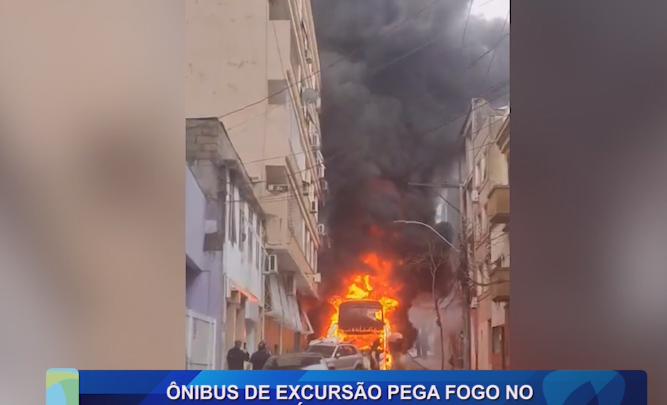 ÔNIBUS DE EXCURSÃO PEGA FOGO NO CENTRO HISTÓRICO DE PORTO ALEGRE