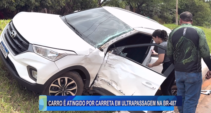 CARRO É ATINGIDO POR CARRETA EM ULTRAPASSAGEM NA BR-487
