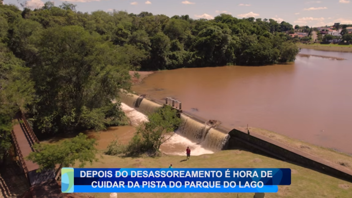 CONCLUÍDO DESASSOREAMENTO DO PARQUE DO LAGO DE CAMPO MOURÃO