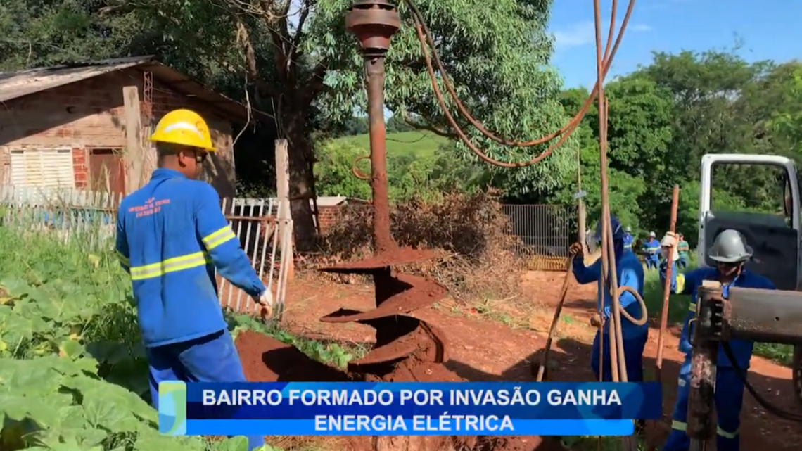 BAIRRO FORMADO POR INVASÃO GANHA ENERGIA ELÉTRICA EM CAMPO MOURÃO