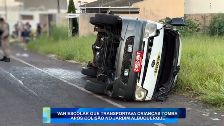 VAN ESCOLAR QUE TRANSPORTAVA CRIANÇAS TOMBA APÓS COLISÃO NO JARDIM ALBUQUERQUE