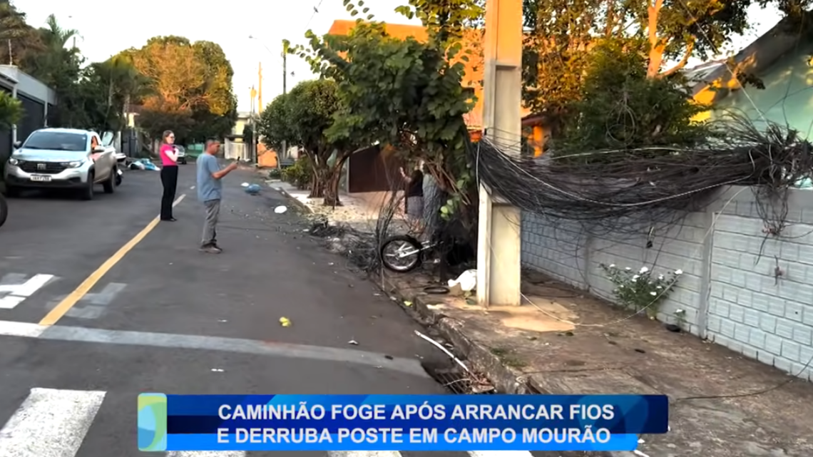 CAMINHÃO FOGE APÓS ARRANCAR FIOS E DERRUBAR POSTE EM CAMPO MOURÃO