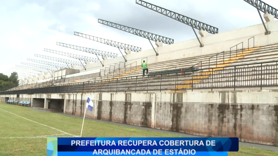 PREFEITURA RECUPERA COBERTURA DE ARQUIBANCADA DE ESTÁDIO