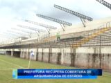PREFEITURA RECUPERA COBERTURA DE ARQUIBANCADA DE ESTÁDIO