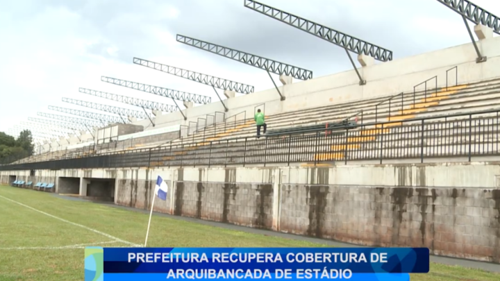 PREFEITURA RECUPERA COBERTURA DE ARQUIBANCADA DE ESTÁDIO