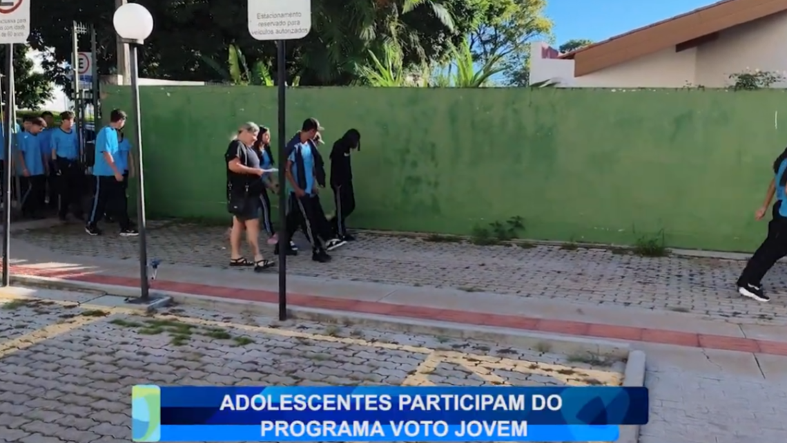 ADOLESCENTES PARTICIPAM DO PROGRAMA VOTO JOVEM