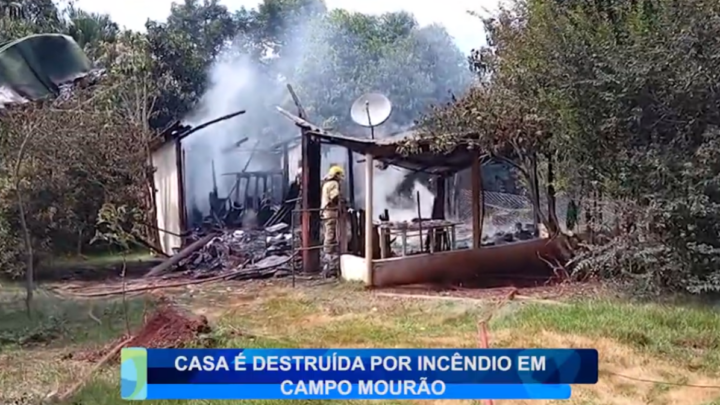 CASA É DESTRUÍDA POR INCÊNDIO EM CAMPO MOURÃO