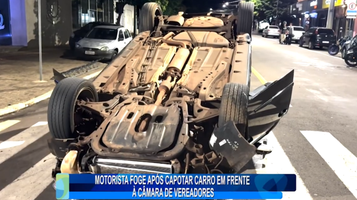MOTORISTA FOGE APÓS CAPOTAR CARRO EM FRENTE À CÂMARA DE VEREADORES