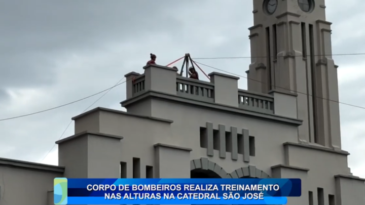 CORPO DE BOMBEIROS REALIZA TREINAMENTO NAS ALTURAS NA CATEDRAL SÃO JOSÉ