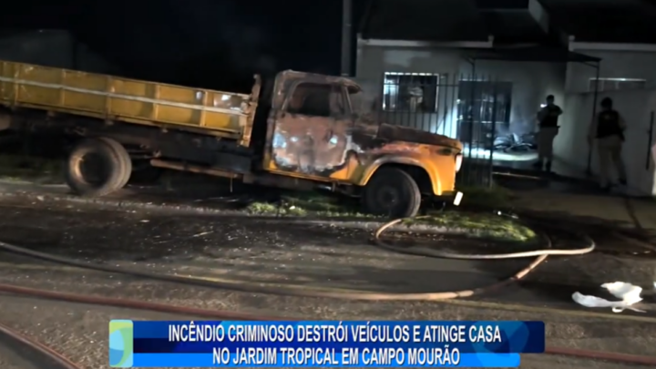 INCÊNDIO CRIMINOSO DESTRÓI VEÍCULOS E ATINGE CASA NO JARDIM TROPICAL EM CAMPO MOURÃO
