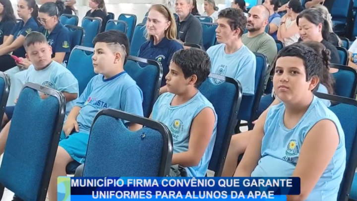 MUNICÍPIO FIRMA CONVÊNIO QUE GARANTE UNIFORMES PARA ALUNOS DA APAE