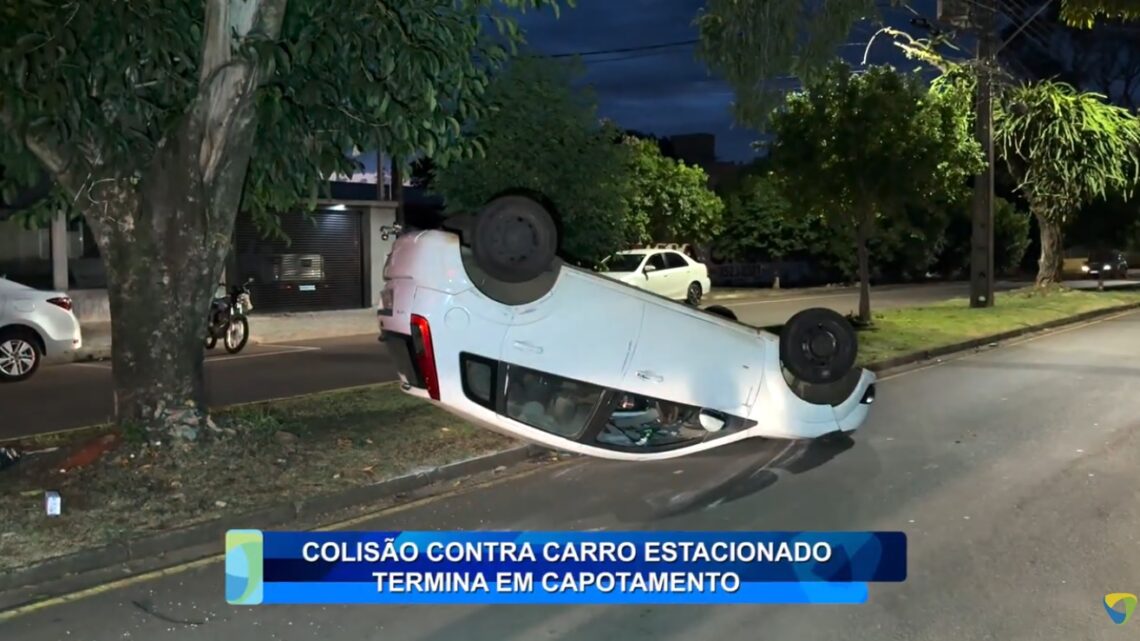 COLISÃO CONTRA CARRO ESTACIONADO TERMINA EM CAPOTAMENTO