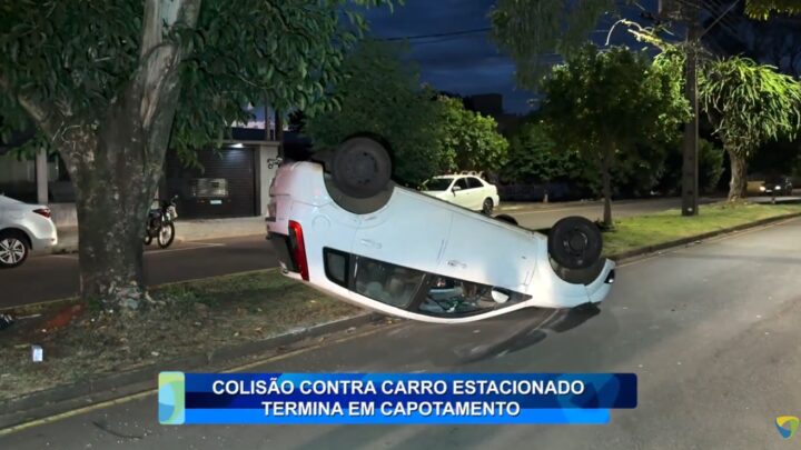 COLISÃO CONTRA CARRO ESTACIONADO TERMINA EM CAPOTAMENTO