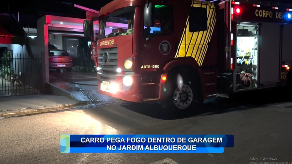 CARRO PEGA FOGO DENTRO DE GARAGEM NO JARDIM ALBUQUERQUE