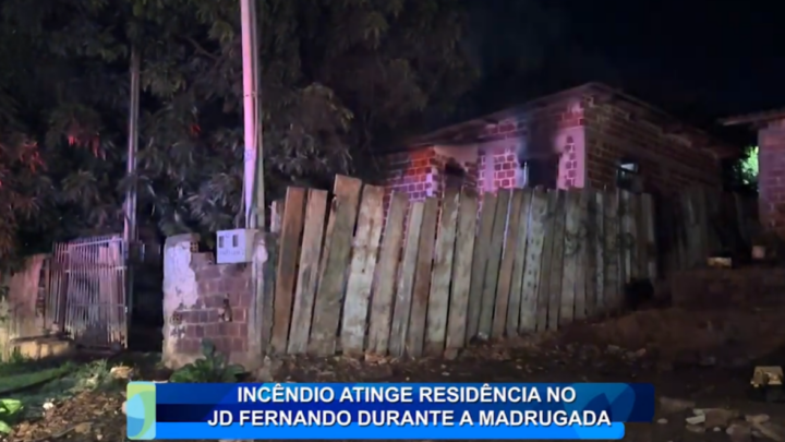 INCÊNDIO ATINGE RESIDÊNCIA NO JARDIM FERNANDO DURANTE A MADRUGADA