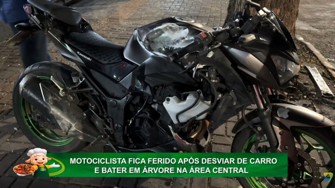 MOTOCICLISTA FICA FERIDO APÓS DESVIAR DE CARRO E BATER EM ÁRVORE NA ÁREA CENTRAL