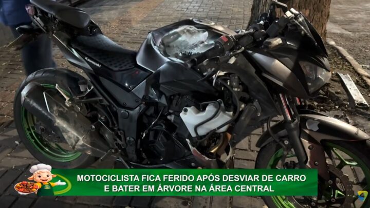 MOTOCICLISTA FICA FERIDO APÓS DESVIAR DE CARRO E BATER EM ÁRVORE NA ÁREA CENTRAL