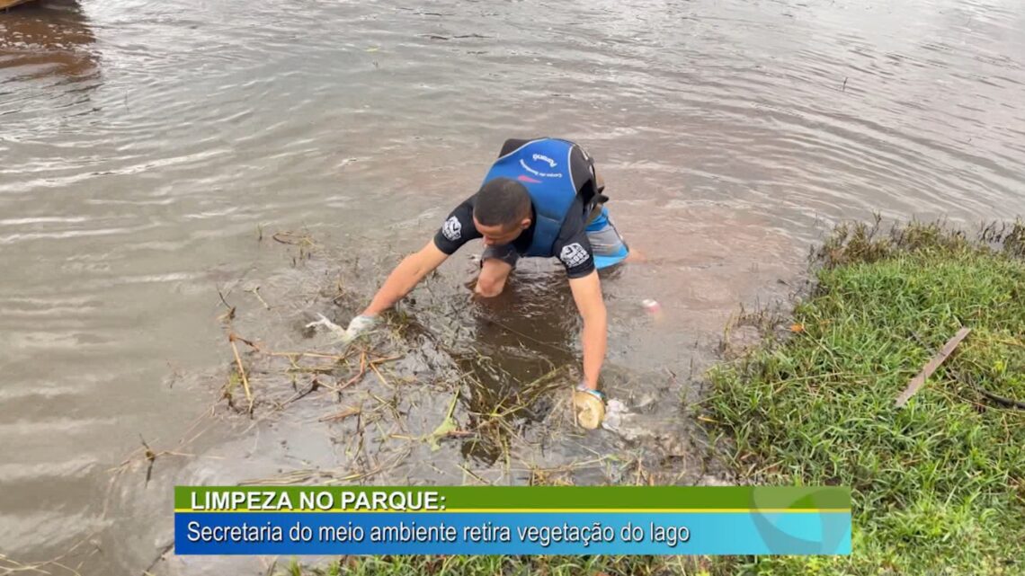 LIMPEZA NO PARQUE: SECRETARIA DO MEIO AMBIENTE RETIRA VEGETAÇÃO DO LAGO