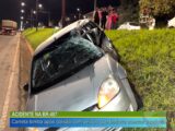 ACIDENTE NA BR-487: CARRETA TOMBA APÓS COLISÃO COM VEÍCULO QUE TENTAVA ACESSAR A RODOVIA