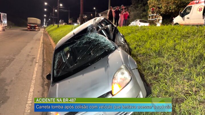 ACIDENTE NA BR-487: CARRETA TOMBA APÓS COLISÃO COM VEÍCULO QUE TENTAVA ACESSAR A RODOVIA