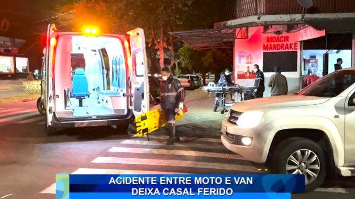 ACIDENTE ENTRE MOTO E VAN DEIXA CASAL FERIDO