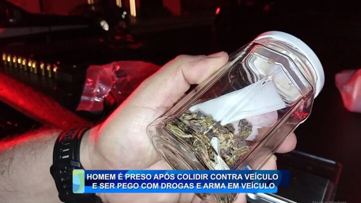 HOMEM É PRESO APÓS COLIDIR CONTRA VEÍCULO E SER PEGO COM DROGAS E ARMA EM VEÍCULO