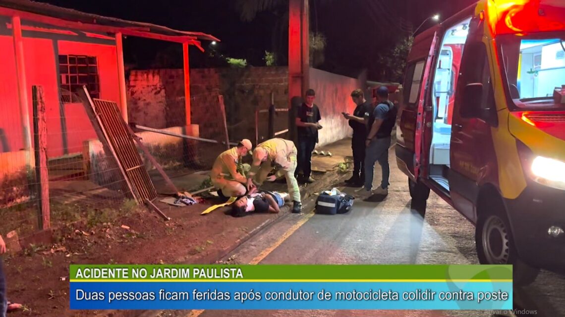 DUAS PESSOAS FICAM FERIDAS APÓS CONDUTOR DE MOTOCICLETA COLIDIR CONTRA POSTE