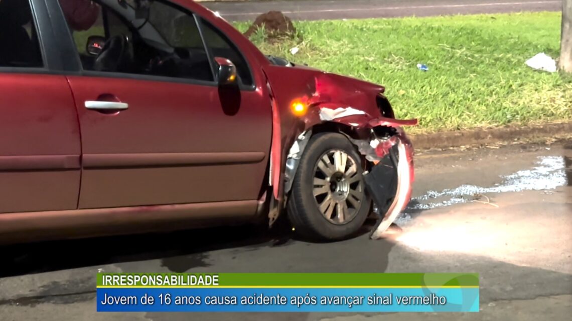 Jovem de 16 anos causa acidente após avançar sinal vermelho