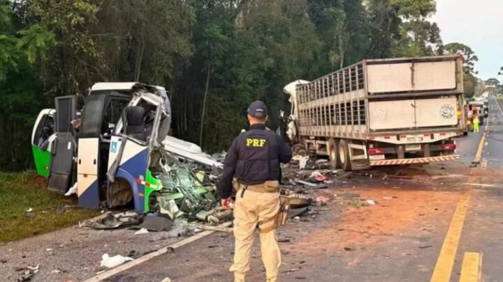 Tragédia com 23 mortos, inquérito revela os dois veículos acima da velocidade.