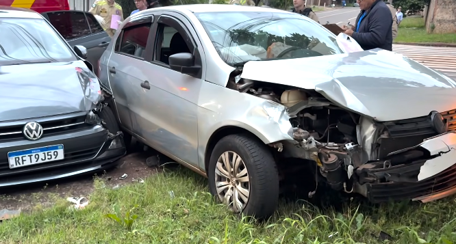 Colisão: dois veículos ficaram destruídos em acidente no centro de Campo Mourão.