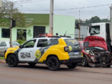 Trânsito: acidente no semáforo envolvendo ambulância de Iretama.