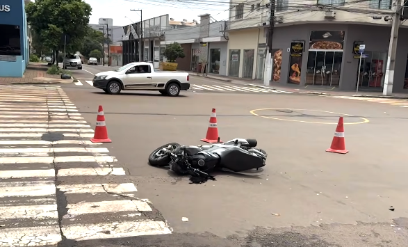 Acidente: Motociclista fica ferido após colisão no centro de Campo Mourão.