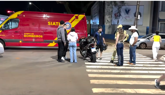 Motociclista fica ferido após colisão no centro de Campo Mourão.