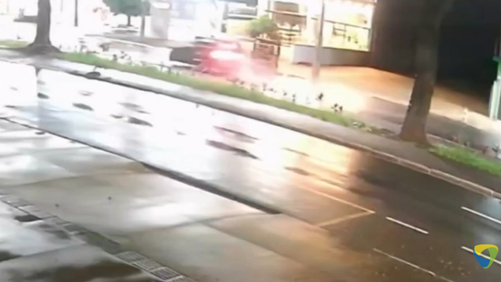 Imprudência ao volante: carro com sete pessoas colidem contra container parado.