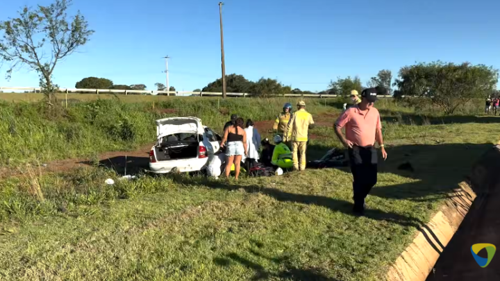 Jovem de 18 anos é ejetado do veículo após veículo capotar na PR-317.