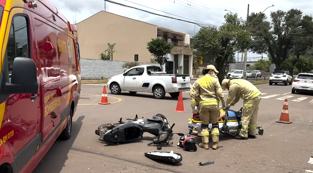 Mais um acidente: motociclista fica ferida após acidente.